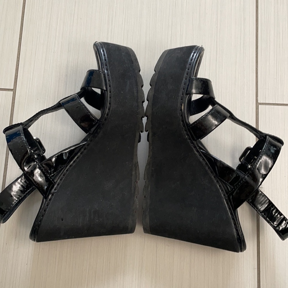 Authentic Prada. Patent leather. Excellent condition. Extremely comfortable - Picture 5 of 5